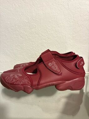 Nike Air Rift Botanical stitch Team Red. Women’s size 12 New without tag/box